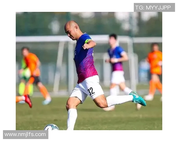 足球球星场下休闲与赛场风格融合的时尚穿搭解析