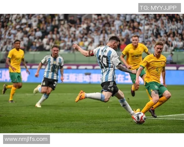 八号球星精彩踢足球瞬间集锦技艺与激情并存震撼全场